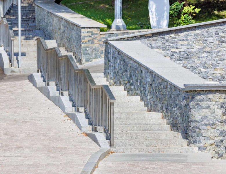 Elegancja i funkcjonalność w przestrzeni zewnętrznej – schody granitowe